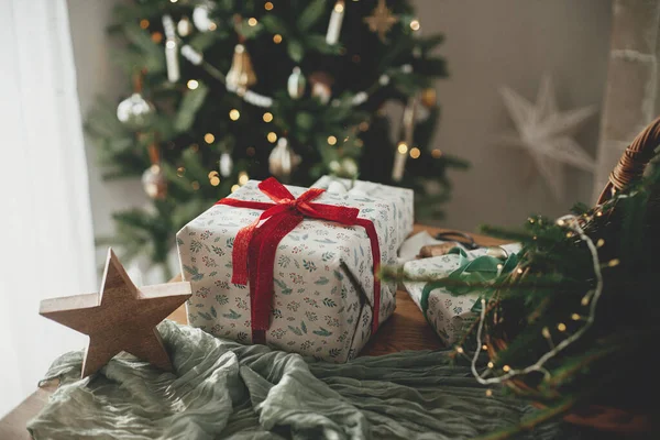 Stilvoll Verpackte Weihnachtsgeschenke Rustikaler Korb Mit Tannenzweigen Und Moderne Dekoration — Stockfoto