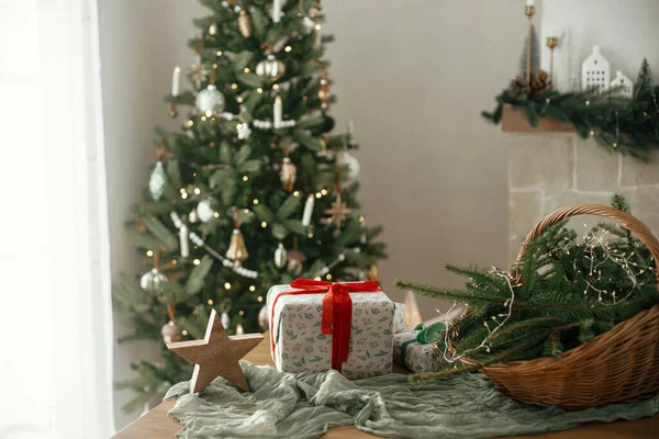 Stijlvolle Gewikkelde Kerstcadeaus Rustieke Mand Met Sparren Takken Moderne Decoraties — Stockfoto