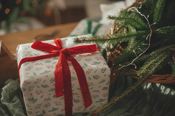Stilvoll Verpacktes Weihnachtsgeschenk Rustikaler Korb Mit Tannenzweigen Und Moderne Dekoration — Stockfoto