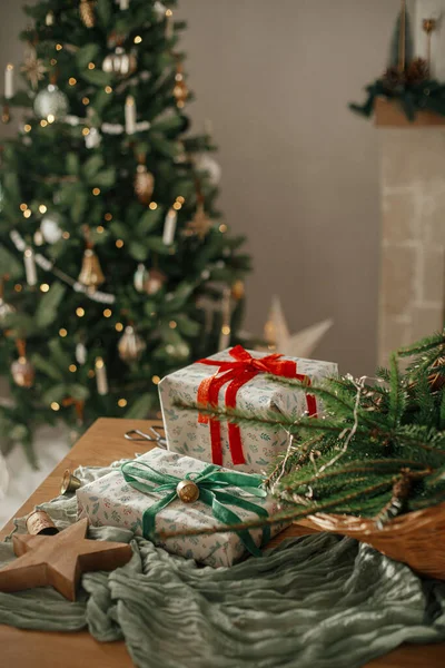 Stylové Zabalené Vánoční Dárky Rustikální Koš Jedlovými Větvemi Moderní Dekorace — Stock fotografie