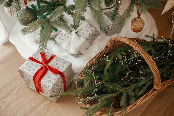 Stylový Zabalený Vánoční Dárky Rustikální Koš Jedlovými Větvemi Pod Slavnostně — Stock fotografie