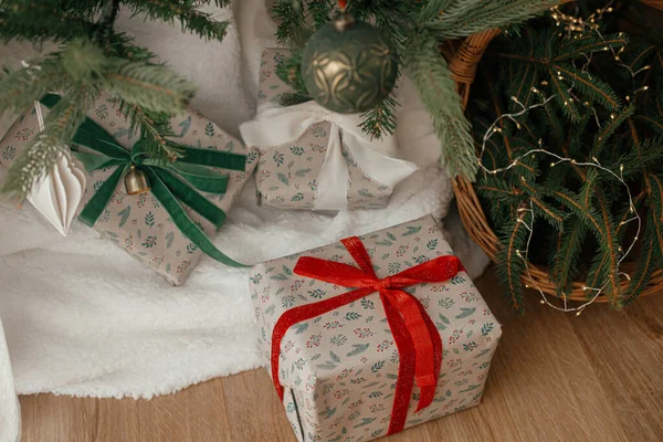 Elegantes Regalos Navidad Envueltos Cesta Rústica Con Ramas Abeto Bajo — Foto de Stock
