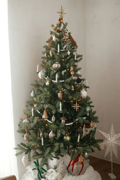 在丑闻的鸟类房间里 用包裹着的圣诞礼物装饰着时髦的圣诞圣诞树 圣诞快乐 节日快乐 现代老式圣诞树 — 图库照片