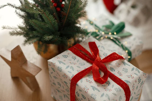 Frohe Weihnachten Und Frohe Feiertage Stilvoll Verpackte Weihnachtsgeschenke Holzsterne Und — Stockfoto