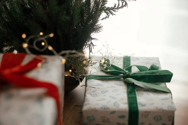Frohe Weihnachten Und Frohe Feiertage Stilvoll Verpackte Weihnachtsgeschenke Lichter Und — Stockfoto