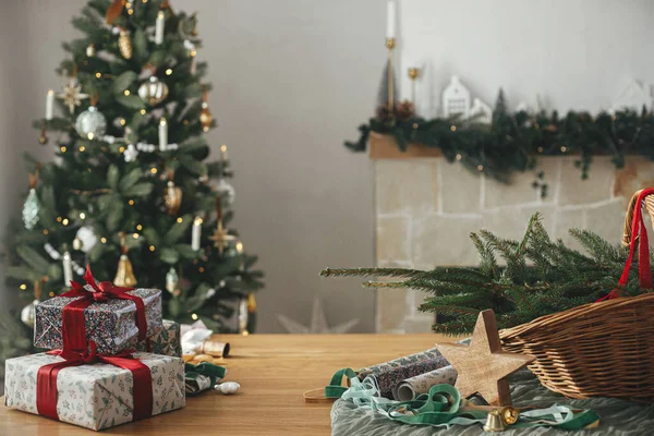 Elegantes Regalos Navidad Decoraciones Festivas Mesa Sobre Fondo Hermoso Árbol — Foto de Stock
