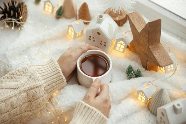 Inverno Acolhedor Mãos Suéter Segurando Elegante Xícara Chá Com Decoração — Fotografia de Stock