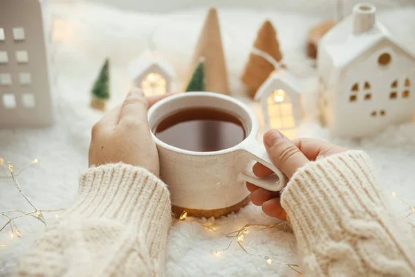 Ręce Trzymając Stylowy Kubek Herbaty Nowoczesnym Cute Domów Bożego Narodzenia — Zdjęcie stockowe