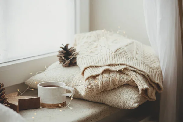 스칸디나비아 방에서 창턱에 아늑한 스웨터 소나무 세련된 아늑한 겨울은 여전히 — 스톡 사진