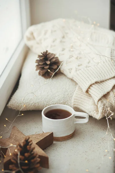 Winter Und Herbst Hygge Stilvolle Tasse Tee Mit Kuscheligem Strickpullover — Stockfoto