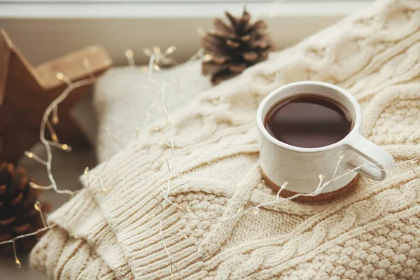 Gemütliches Winterstillleben Stilvolle Tasse Tee Mit Kuscheligem Strickpullover Tannenzapfen Holzstern — Stockfoto