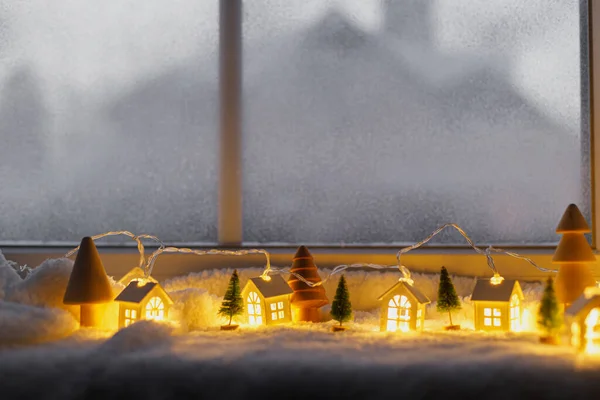 居心地の良いクリスマスミニチュア村 スタイリッシュでかわいい小さな輝く家とクリスマスツリー 柔らかい雪の毛布に夜の部屋でライト 大気圏の冬の村はまだ生きている メリークリスマス — ストック写真