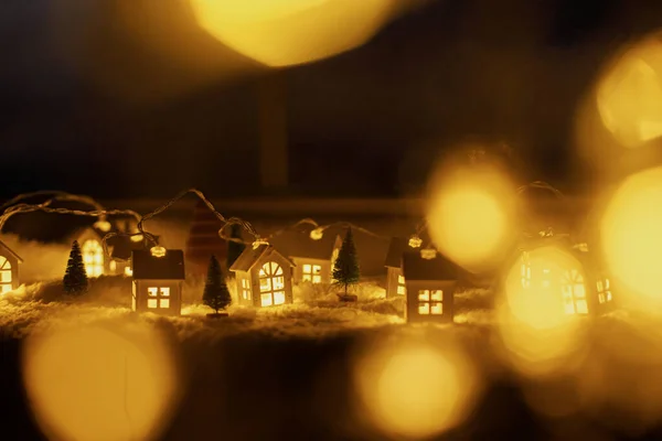 Atmosferik Minyatür Kış Köyü Zarif Küçük Parlak Evler Yumuşak Kar — Stok fotoğraf