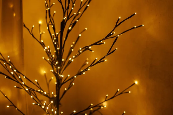 Stylový Minimalistický Zářící Strom Večerní Útulné Místnosti Skandinávská Vánoční Výzdoba — Stock fotografie