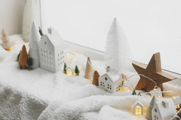 아늑한 크리스마스 미니어처 세련된 귀여운 세라믹 빛나는 부드러운 담요에 마을은 — 스톡 사진