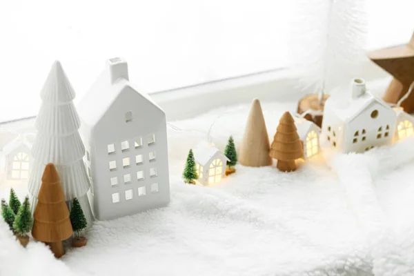 Aconchegante Aldeia Miniatura Natal Elegantes Pequenas Casas Cerâmica Árvores Madeira — Fotografia de Stock