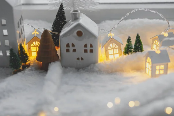 Gemütliches Weihnachtliches Miniaturdorf Stilvolle Kleine Keramikhäuser Und Holzbäume Auf Weicher — Stockfoto