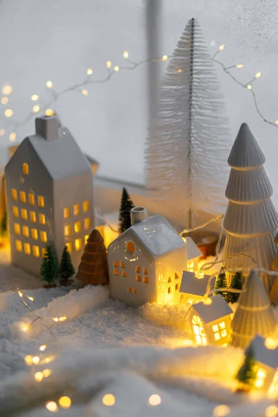 Accogliente Villaggio Natale Miniatura Eleganti Casette Ceramica Alberi Legno Morbide — Foto Stock