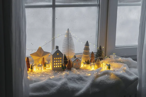 Miniaturowa Zimowa Wioska Atmosferą Stylowe Małe Ceramiczne Domy Choinki Drewniane — Zdjęcie stockowe