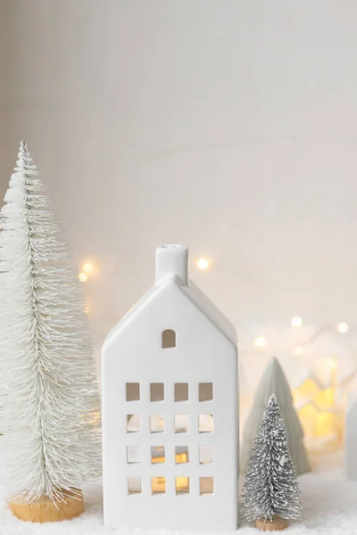 Villaggio Natale Bianco Miniatura Atmosferica Eleganti Casette Natale Alberi Coltre — Foto Stock