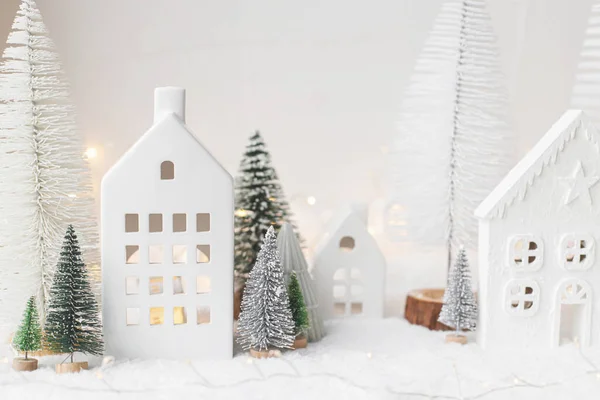 Уютная Рождественская Деревня Стильные Маленькие Керамические Домики Деревья Снежном Одеяле — стоковое фото