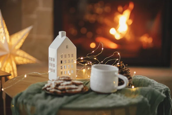 Стильный Рождественский Домик Золотыми Огнями Пряничным Печеньем Чайной Чашкой Столе — стоковое фото