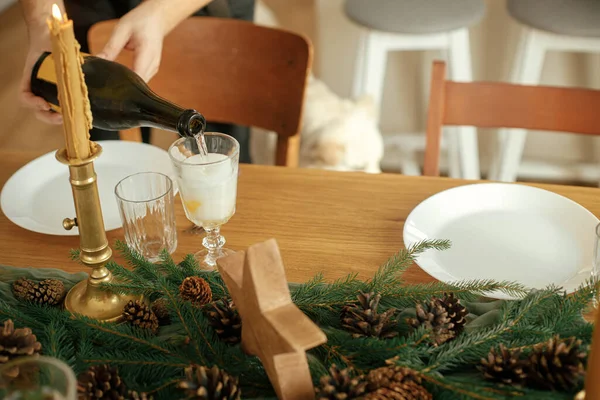Julbord Händer Häller Champagne Glas Träbord Med Gran Grenar Och — Stockfoto