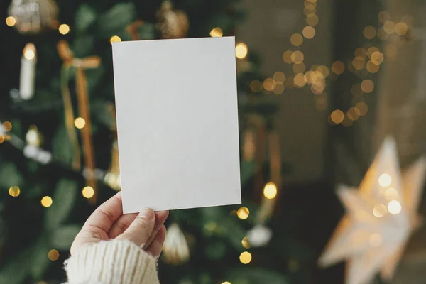 Cartão Natal Faz Pouco Mão Segurando Cartão Vazio Fundo Árvore — Fotografia de Stock