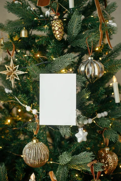 Karácsonyi Üdvözlőlap Üres Üdvözlőlap Háttérben Stílusos Díszített Karácsonyfa Arany Fényekkel — Stock Fotó