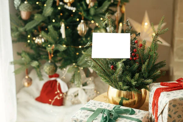 Karácsonyi Üdvözlőlap Üres Üdvözlőlap Fenyőágakon Vörös Bogyókkal Stílusos Díszített Karácsonyfa — Stock Fotó