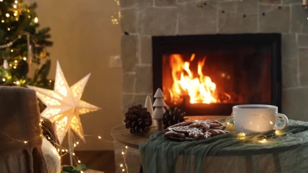 Przytulne Święta Piernikowe Ciasteczka Filiżanka Herbaty Stole Przed Świątecznymi Lampkami — Wideo stockowe