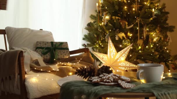 Feliz Navidad Manos Suéter Acogedor Poniendo Elegante Regalo Envuelto Silla — Vídeos de Stock