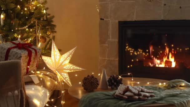 Acogedora Víspera Navidad Sala Estar Decorada Festiva Elegantes Regalos Galletas — Vídeo de stock