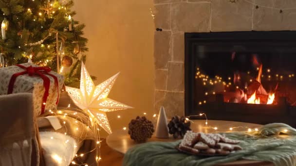 Imagens Atmosféricas Véspera Natal Presentes Embrulhados Elegantes Biscoitos Gengibre Mesa — Vídeo de Stock