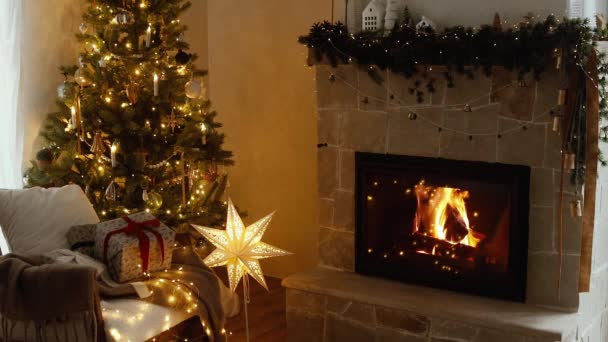 Атмосферный Канун Рождества Камине Стильные Рождественские Подарки Праздничное Украшенное Дерево — стоковое видео
