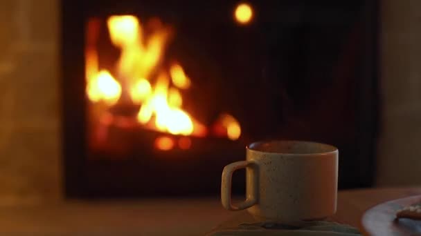 Atmoszférikus Este Kandallónál Stílusos Csésze Meleg Tea Asztalra Ellen Hangulatos — Stock videók