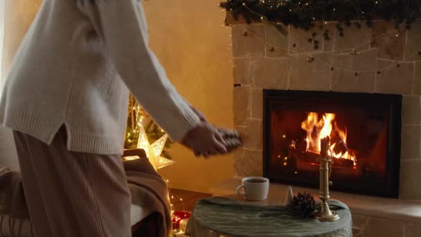 Przytulne Święta Zrelaksować Się Przy Kominku Wigilię Kobieta Przytulnym Swetrze — Wideo stockowe
