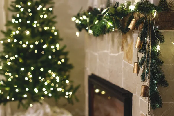 Ατμοσφαιρική Παραμονή Χριστουγέννων Κομψό Διακοσμημένο Χριστουγεννιάτικο Δέντρο Φώτα Και Μοντέρνα — Φωτογραφία Αρχείου