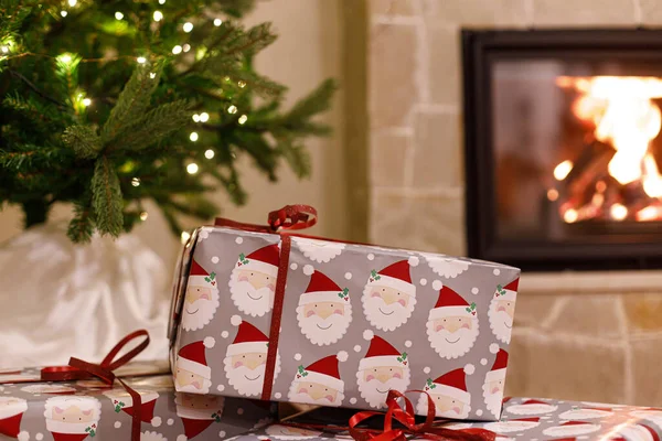 Feliz Natal Elegante Embrulhado Presentes Natal Árvore Natal Com Luzes — Fotografia de Stock
