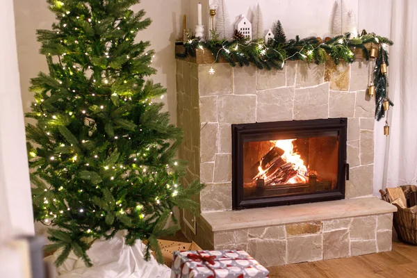 圣诞节前夕 放假时间 别致的圣诞礼物包装精美 圣诞树点着节日彩灯 温暖的壁炉点着喜庆的壁炉架 圣诞快乐 — 图库照片