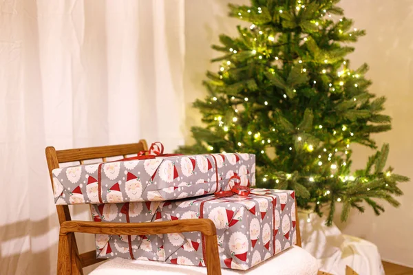 Boldog Karácsonyt Stílusos Csomagolt Karácsonyi Ajándékok Karosszéken Karácsonyfa Ellen Ünnepi — Stock Fotó