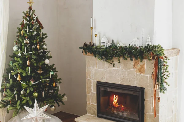 Κομψό Διακοσμημένο Χριστουγεννιάτικο Δέντρο Vintage Μπιχλιμπίδια Και Μοντέρνα Διακόσμηση Στο — Φωτογραφία Αρχείου