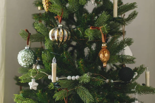Stijlvol Versierde Kerstboom Met Vintage Gouden Kerstballen Kaarsen Sfeervolle Wintervakantie — Stockfoto
