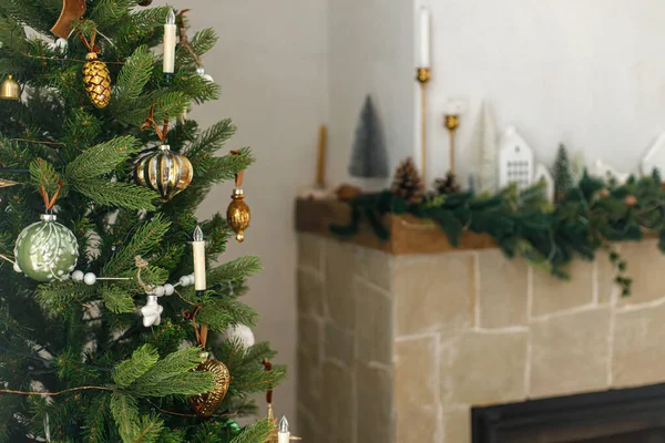 ベルとリボンで暖炉のマントルにヴィンテージバブルとモダンな装飾のスタイリッシュな装飾クリスマスツリー 現代のクリスマス スカンジナビアのリビングルーム 大気クリスマスイブ — ストック写真