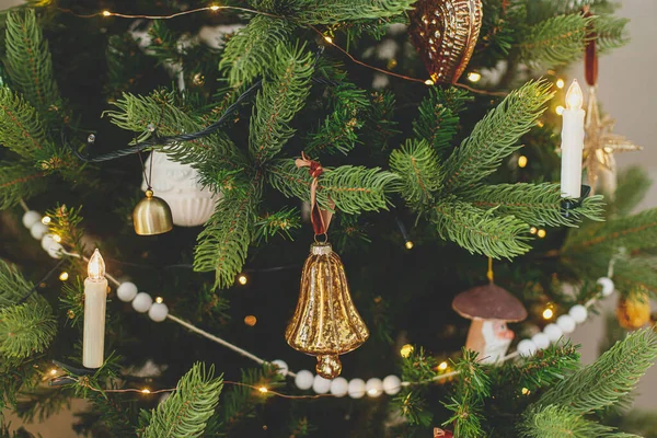 古色古香的金灯笼 蜡烛和节日彩灯装饰着古色古香的圣诞树 冬季大气假期的准备工作 紧贴树枝的现代圣诞装饰品 — 图库照片