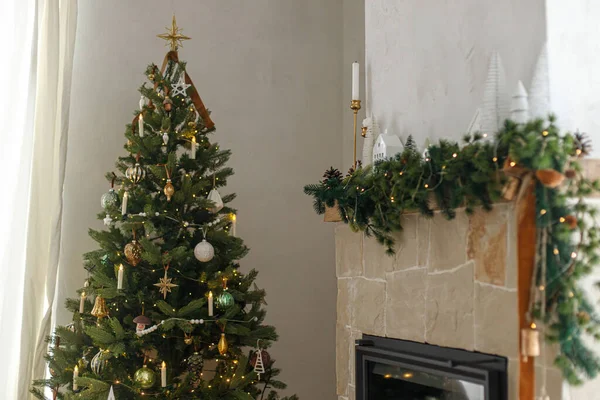 Elegante Árvore Natal Decorada Com Bugigangas Vintage Decoração Moderna Lareira — Fotografia de Stock