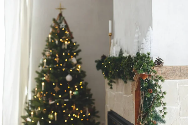 ベルとリボンで暖炉のマントルにヴィンテージバブルとスカンジナビアの装飾を施したモダンな装飾のクリスマスリビングルーム 農場の大気クリスマスイブ — ストック写真