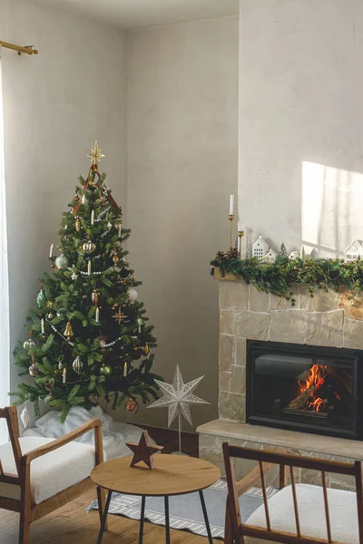 古色古香的灌木装饰着古色古香的圣诞树 壁炉壁炉架上用铃铛和缎带装饰着现代的圣诞气氛 现代圣诞丑闻在鸟类客厅 大气中的圣诞节前夕 — 图库照片