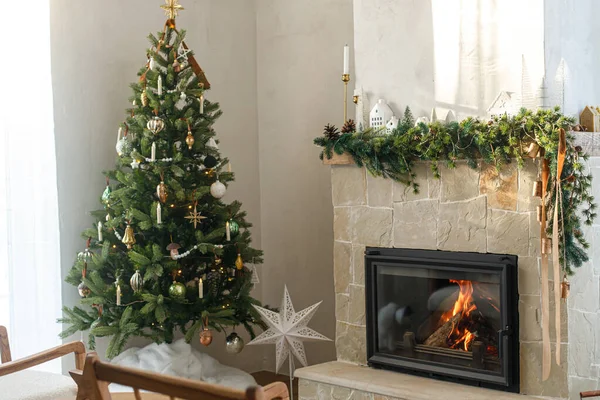 ベルとリボンで暖炉のマントルにヴィンテージバブルとモダンな装飾のスタイリッシュな装飾クリスマスツリー 現代のクリスマス スカンジナビアのリビングルーム 大気クリスマスイブ — ストック写真