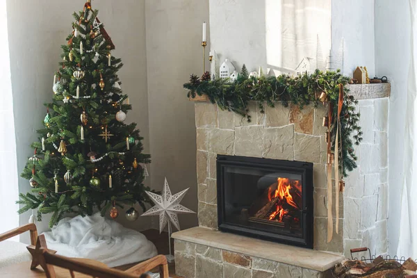 Stylový Vánoční Obývací Pokoj Moderně Zdobeným Vánočním Stromečkem Historickými Ozdobami — Stock fotografie